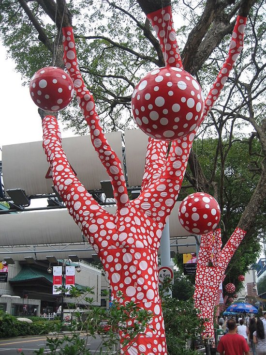 Asombrosas Obras De Arte De Yayoi Kusama Ascensión de lunares en los árboles en la Bienal de Singapur en Orchard Road, Singapur, 2006