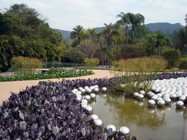 Asombrosas Obras De Arte De Yayoi Kusama Narcissus Garden en Instituto Inhotim, Brumadinho, Brasil, 2009