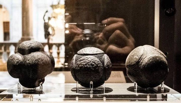 Exhibiciones Impresionantes De Museos Bolas de piedra elaboradamente talladas que se remontan a la Escocia prehistórica