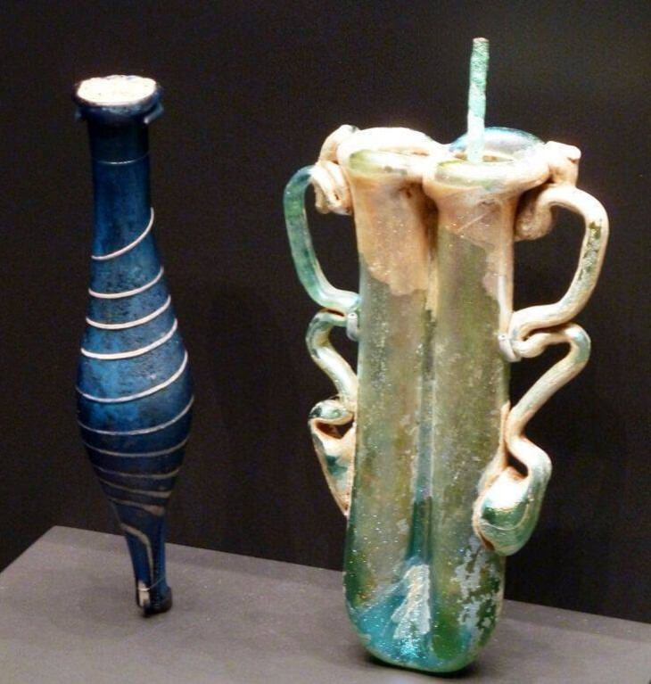 Exhibiciones Impresionantes De Museos Un frasco de perfume de vidrio romano y un contenedor de maquillaje de ojos de dos partes 
