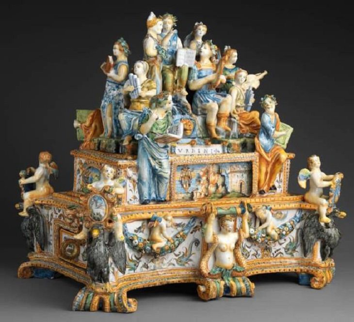 Exhibiciones Impresionantes De Museos Este magnífico tintero con Apolo y las Musas fue realizado en un taller de la familia Patanazzi en 1584