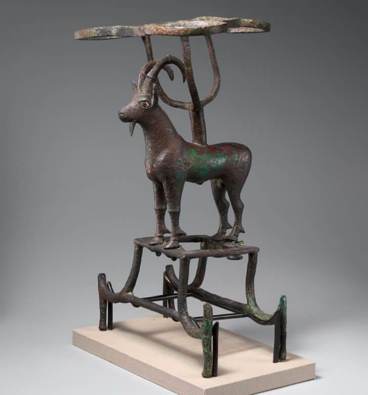 Exhibiciones Impresionantes De Museos  Vasija con apoyo de cabra montés fabricada alrededor del 2600 al 2350 a. C