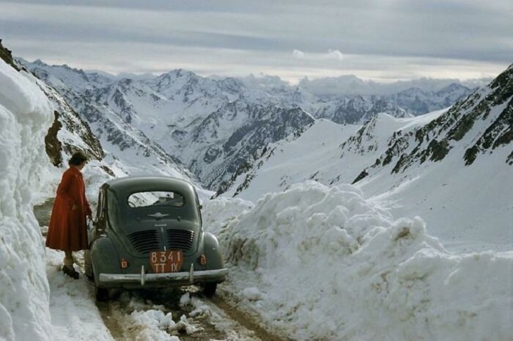 Fotos Históricas Raras Una mujer domina un paso de montaña nevado en los Pirineos, Francia - 1956