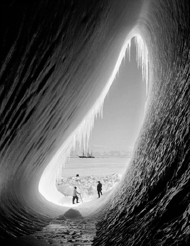 Fotos Históricas Raras  El geólogo Thomas Griffith Taylor y el meteorólogo Charles Wright en la entrada de una gruta de hielo