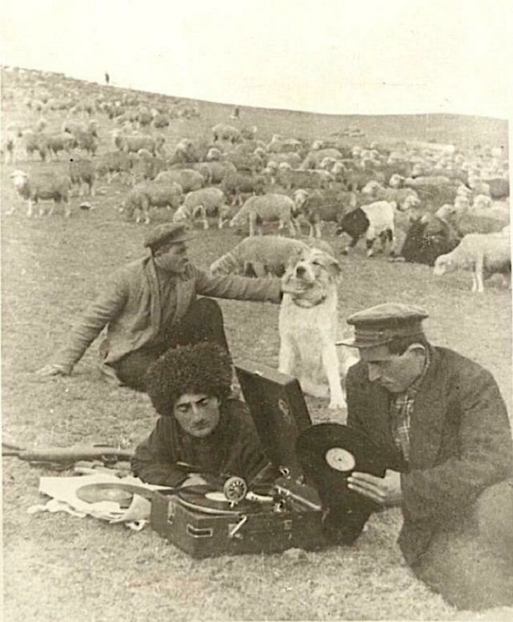 Fotos Históricas Raras  Pastores escuchando discos de música, Azerbaiyán - 1939