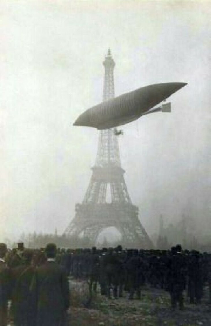 Fotos Históricas Raras El dirigible Le Jaune ("El amarillo") que pasaba junto a la Torre Eiffel en París, Francia - 1903