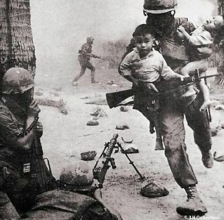Fotos Históricas Raras Un infante de marina estadounidense rescata a dos niños vietnamitas durante la Guerra de Vietnam