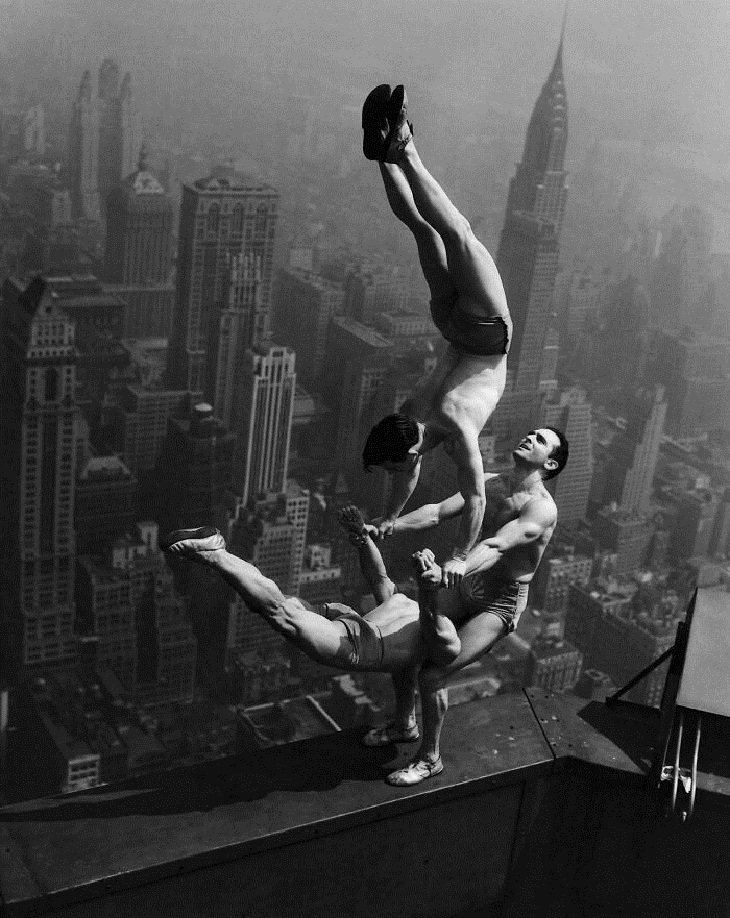 Fotos Históricas Raras Los acróbatas se balancean en la parte superior del Empire State Building, Nueva York, Estados Unidos - 1934