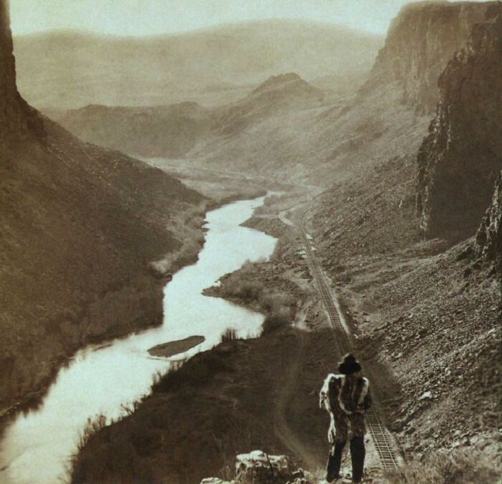 Fotos Históricas Raras Un hombre nativo americano mirando el ferrocarril transcontinental recién terminado en Nevada - 1869