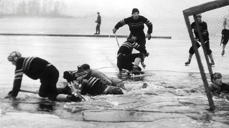 Fotos Históricas Raras Un juego al aire libre de bandy (un deporte de invierno que se juega en el hielo que es similar al hockey sobre hielo) 