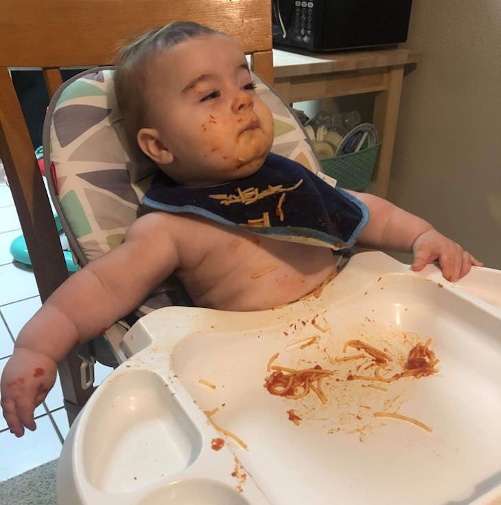 14 Fotos Divertidas Sobre La Paternidad Bebé comiendo espagueti