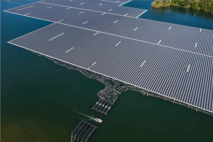 18. Una planta de energía solar flotante en Japón en el embalse de la presa de Yamakura.