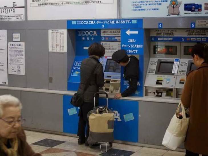 13. Cuando necesite ayuda en una estación de tren en Japón, ¡el personal de la estación literalmente saldrá y lo ayudará!