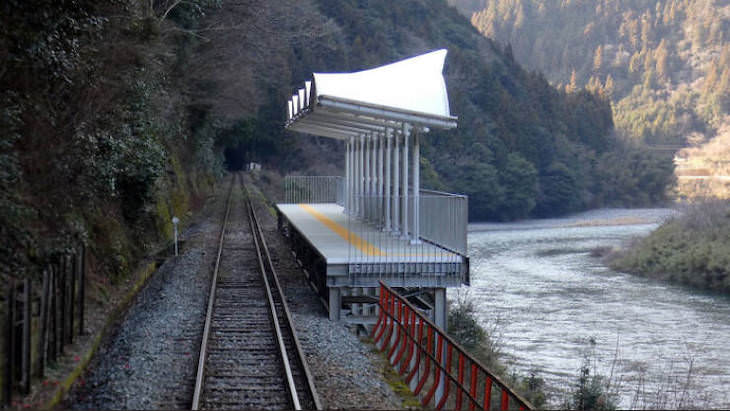 9. Esta parada de tren en Japón no tiene entradas ni salidas. Se colocó allí para que la gente pudiera detenerse en medio de su viaje en tren y admirar el paisaje.