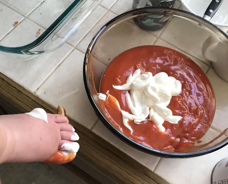 14 Fotos Divertidas Sobre La Paternidad Bebé mete su pie en la salsa