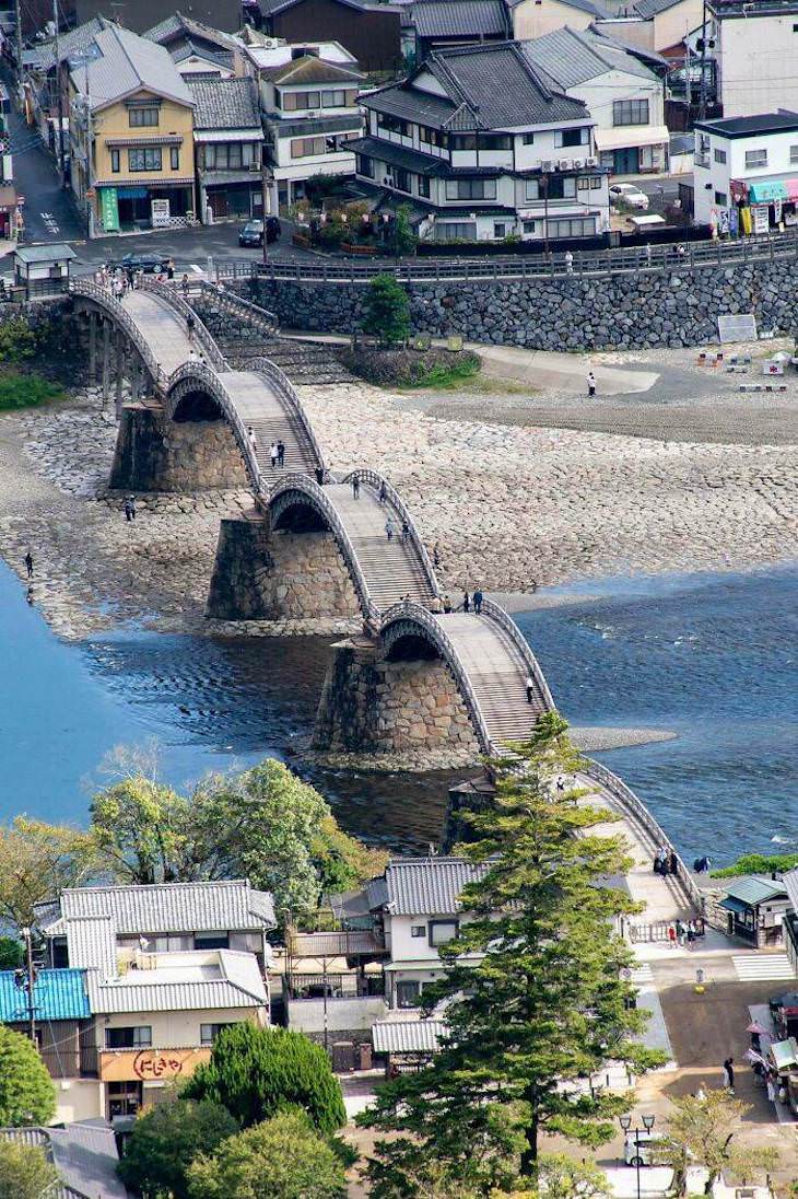 19. El puente de arco Kintai-Kyō se encuentra en la ciudad de Iwakuni, Japón.