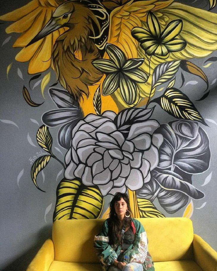 Vívidos Murales de Fio Silva ave rodeada de flores