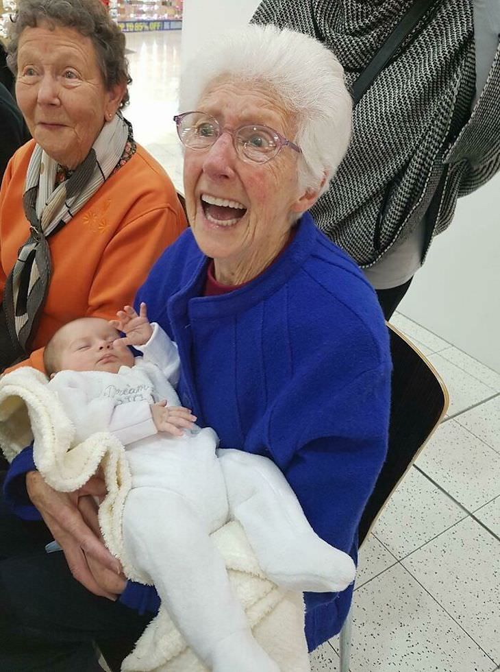 Fotos Que Nos Demuestran Por Qué Los Abuelos Son Fantásticos "Mi abuela conoció a su bisnieta por primera vez en una visita sorpresa".