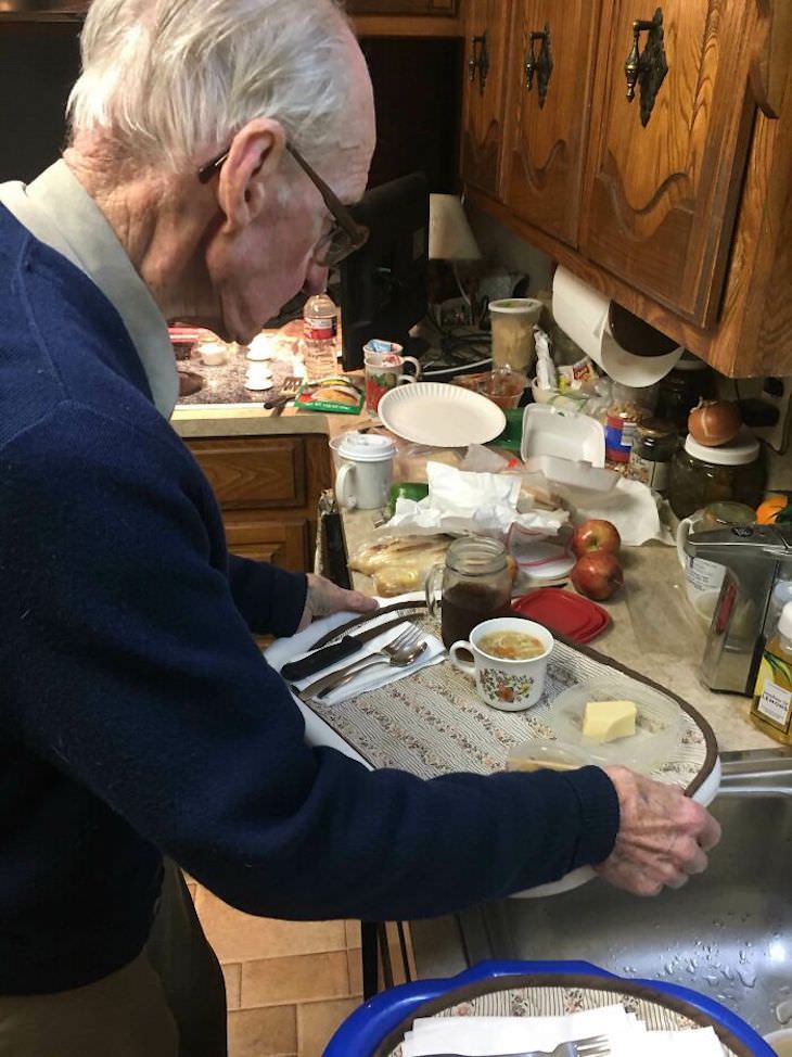 Fotos Que Nos Demuestran Por Qué Los Abuelos Son Fantásticos "Mi abuelo de 92 años trae a mi abuela de 91 a cenar a la cama todas las noches".