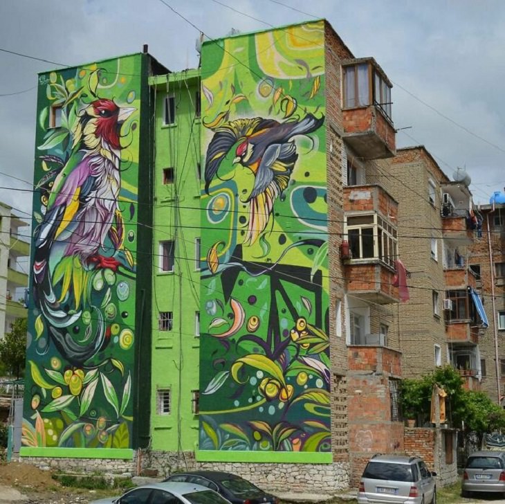Vívidos Murales de Fio Silva ave en un edificio