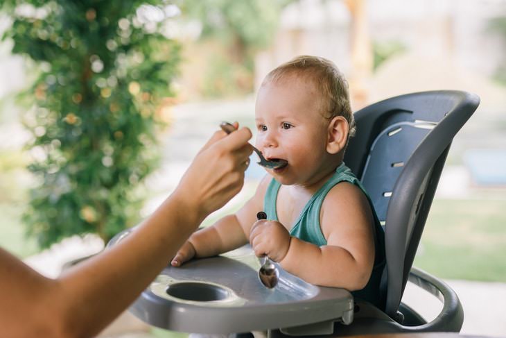 Los niños pequeños no deben comer alimentos comúnmente alergénicos ni jugar con mascotas.