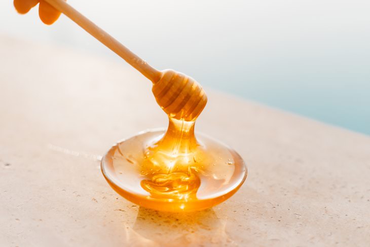 Agregar miel local a tu dieta alivia las alergias.