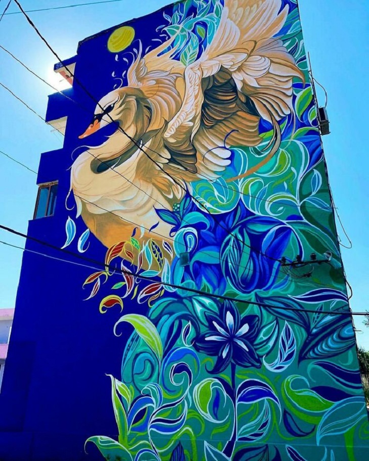 Vívidos Murales de Fio Silva cisne en un edificio
