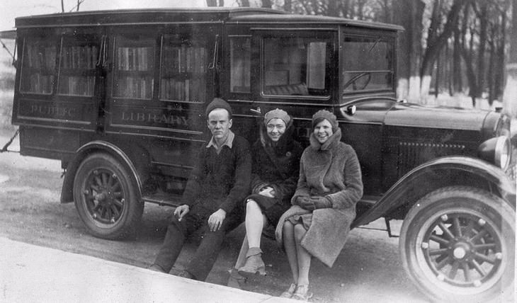 Fotografías De Bibliotecas Móviles De La Antigüedad Tres miembros del personal de la biblioteca móvil, 1930