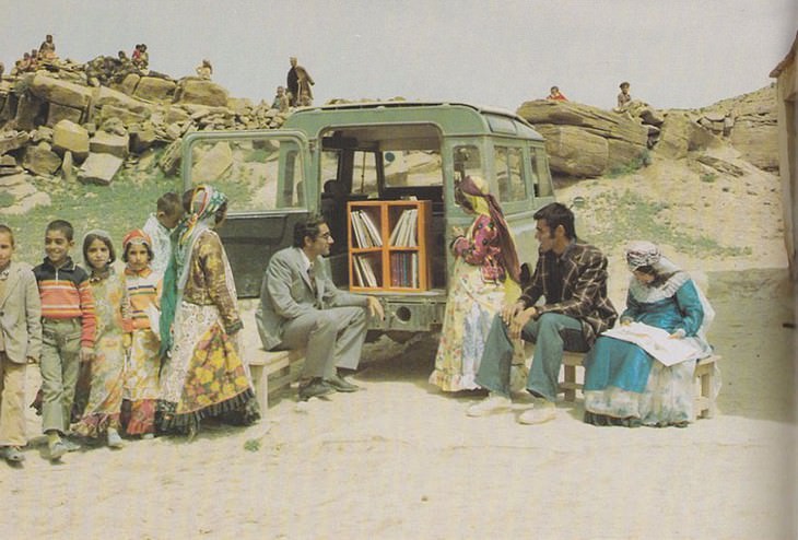 Fotografías De Bibliotecas Móviles De La Antigüedad Una biblioteca móvil en Kurdistán, Irán, 1970