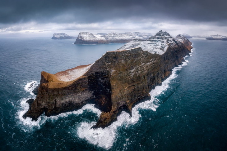 Fotos Ganadoras De Las Maravillas Del Océano El ganador de la categoría de paisajes marinos sobre el agua: el acantilado de Kallur en la isla Kalsoy de las Islas Feroe, Dinamarca