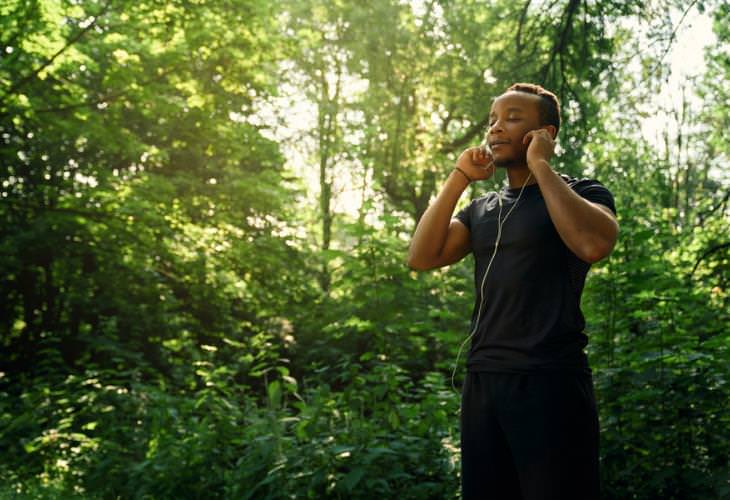  Los Grandes Beneficios Para La Salud De La Ecoterapia Hombre relajándose en un bosque