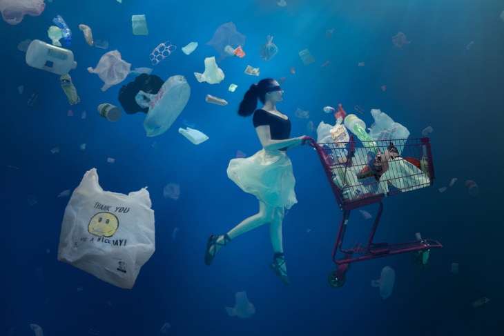Fotos Ganadoras De Las Maravillas Del Océano El segundo lugar de la categoría arte fotográfico digital del océano: persona que deja un rastro de plástico (un comentario sobre la contaminación plástica)