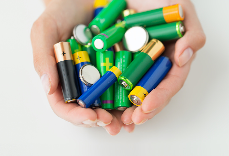  Ideas Para Organizar Tu Clóset De Artículos De Limpieza Clasifica las baterías