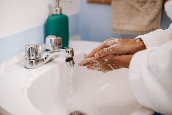 Los 9 Peligros Del Agua Dura Podrías estar gastando más en jabón y artículos de cuidado personal debido al agua dura
