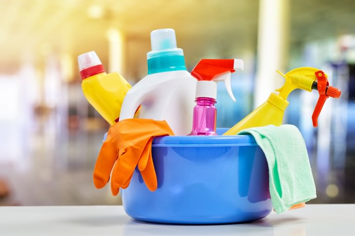 Artículos De Limpieza Que Debes Reemplazar Con Frecuencia  Productos de limpieza comprados en la tienda