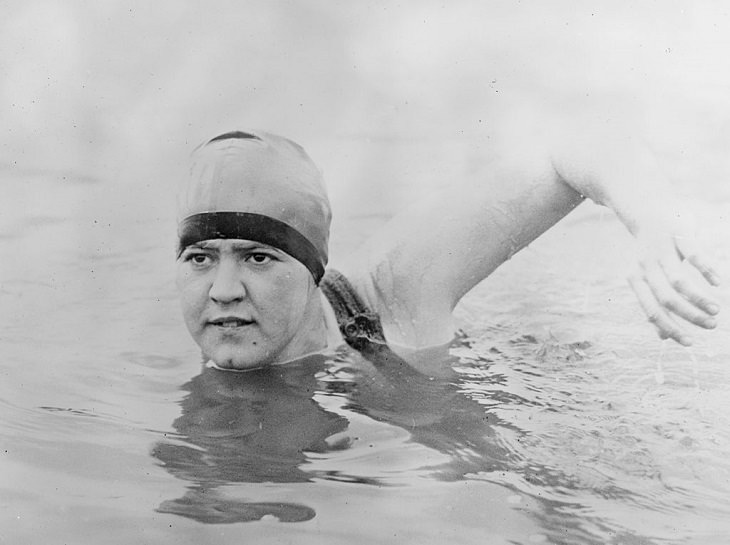 Mujeres Extraordinarias y Sus Logros Gertrude Caroline Ederle (1906 - 2003), apodada Reina de las Olas, Campeona Olímpica de natación y la primera mujer en cruzar el Canal de la Mancha nadando