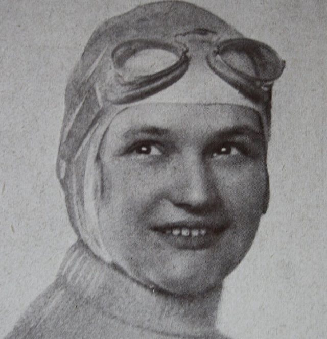 Mujeres Extraordinarias y Sus Logros Eliska Junkova (1900 - 1994), piloto de automóviles checo y la primera mujer en ganar un Gran Premio. Ella es ampliamente considerada como una de las mejores corredoras de Grand Prix