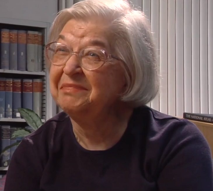 Mujeres Extraordinarias y Sus Logros Stephanie Kwolek (1923 - 2014), inventora del Kevlar, un material sintético de alta resistencia que se utiliza para fabricar chalecos antibalas y cascos de combate.