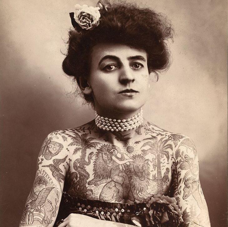 Mujeres Extraordinarias y Sus Logros Maud Stevens Wagner (1877 - 1961), artista de circo estadounidense que se convirtió en la primera tatuadora en los Estados Unidos en 1905
