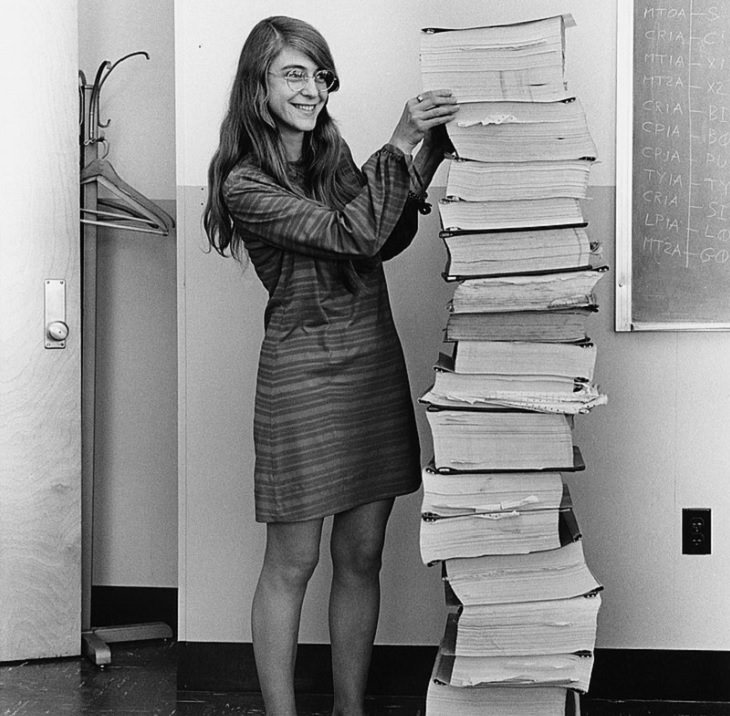 Mujeres Extraordinarias y Sus Logros Margaret Heafield Hamilton (1936-presente), científica informática y Directora de Ingeniería de Software del Programa Espacial Apollo de la NASA en 1969