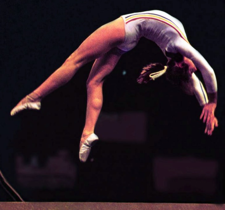 Mujeres Extraordinarias y Sus Logros Nadia Elena Comaneci (1961 - presente), cinco veces medallista de oro olímpica y la primera mujer en anotar un 10 perfecto en gimnasia en los Juegos Olímpicos de verano de 1976 en Montreal
