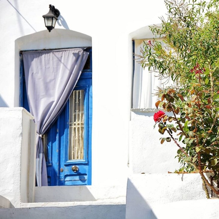 La Belleza Idílica De La Isla De Sifnos En Grecia Casa con ventanas azules