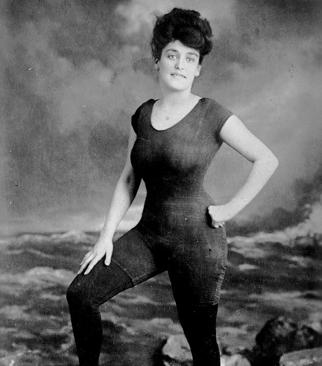 Mujeres Extraordinarias y Sus Logros Annette Kellerman (1887 - 1975) promovió y luchó por el derecho a usar un traje de baño de una pieza y fue arrestada en 1907 por indecencia