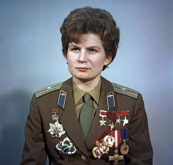 Mujeres Extraordinarias y Sus Logros Valentina Vladimirovna Tereshkova (1947 - presente) se convirtió en la primera y más joven mujer en volar al espacio en una misión en solitario a bordo del Vostok 6 en 1963