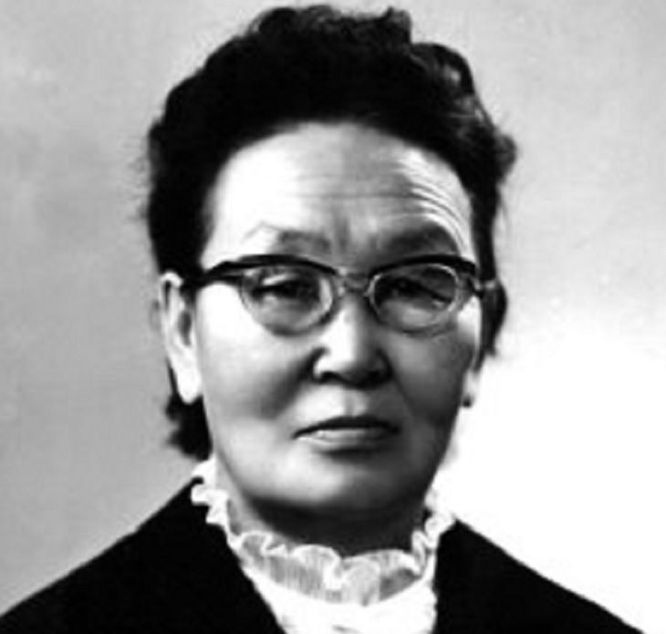 Mujeres Extraordinarias y Sus Logros Khertek Amyrbitovna Anchimaa-Toka (1912-2008), presidenta de Little Khural de la República Popular de Tuvan y primera jefa de Estado elegida
