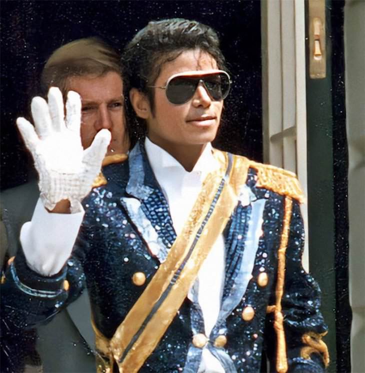17. Michael Jackson escribió su propia música, pero no de la forma en que lo hicieron otros músicos. Jackson no podía leer música y no tocaba ningún instrumento particularmente bien. En cambio, construyó cada elemento de una canción con su voz. Grabó cada nota de cada acorde, armonía, melodía, bajo e incluso el ritmo a través del beat-boxing.