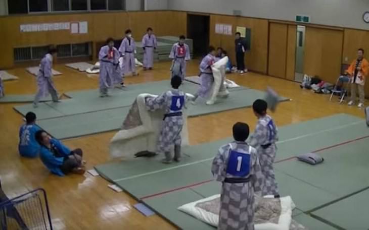 6. Cada año se lleva a cabo un Campeonato Nacional de Lucha de Almohadas en Ito, Japón. Los luchadores de almohadas comienzan fingiendo dormir en futones. Cuando suena el silbato, se levantan de un salto y corren a buscar una almohada. Una mezcla entre balón prisionero y ajedrez, los equipos se arrojan almohadas mientras protegen al 'Rey'.