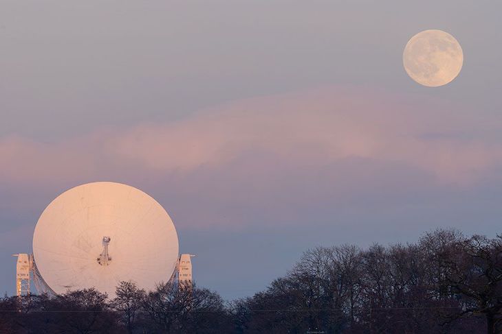  Finalistas Del Concurso De Fotografía De Astronomía Del Año Salida de la luna sobre Jodrell Bank, por Matt Naylor del Reino Unido