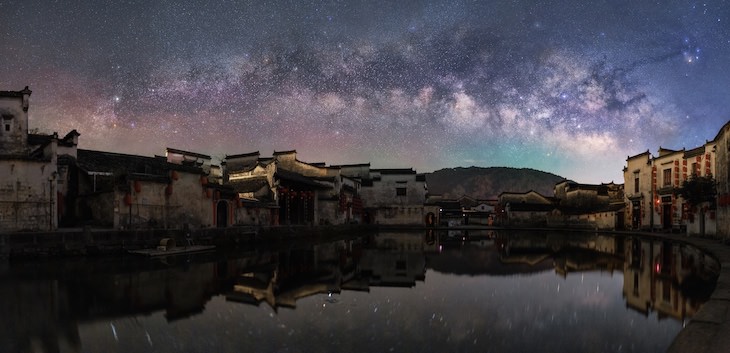  Finalistas Del Concurso De Fotografía De Astronomía Del Año La Vía Láctea en la aldea antigua por Zhang Xiao de China