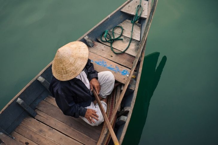 El Encanto De Vietnam En 17 Imágenes Hombre sentado sobre un bote
